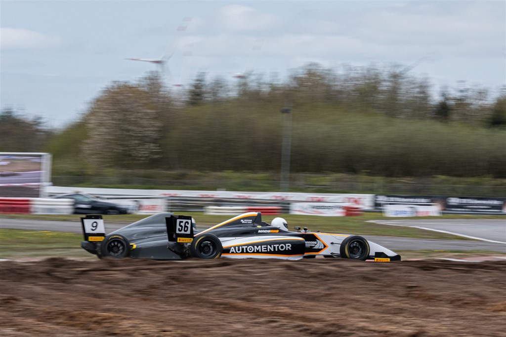 Den falske Mads Riis - Mille Hoe - fandt sig hurtigt rigtig godt til rette i Formel 4-bilen.
(Foto: Grippo)